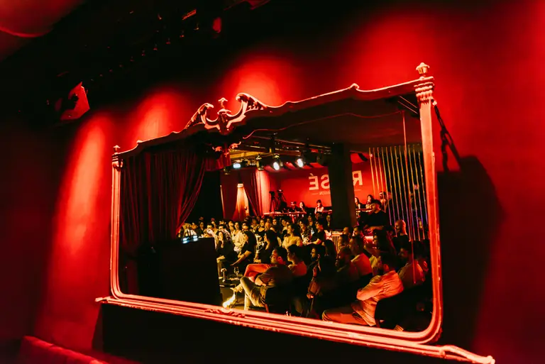La sala allo specchio