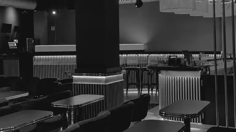Maison, la sala e il bar